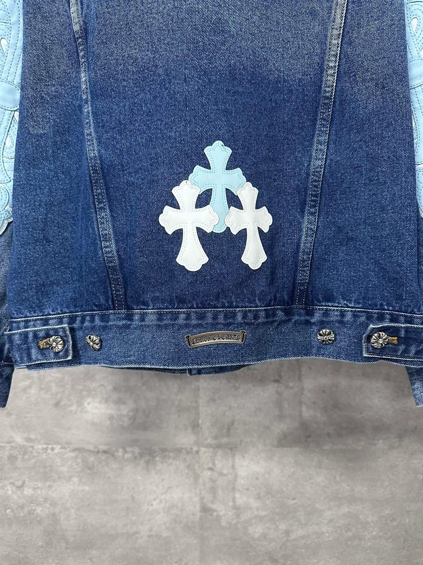 P720 💰 CHrome Hearte cross patchwork leather denim jacket size: S M L Design details: the visual fantasy of Gothic symbols, the multi-dimensional expression of the cross totem: the red and white contrasting cross patches are staggered on the chest and back, making the brand more recognizable; the hollow cross pattern leather splicing on the sleeves combines the mystery of religious symbols with the punk-style deconstructed design. Every detail tells the dark aesthetics of Crowe's heart. Retro distressing with denim texture: Selected denim fabrics are treated with distressing techniques to show natural fading and texture, which not only retains the retro accent of denim items, but also adds a casual sense to the overall look. The ingenuity of hardware and tailoring: The metal buttons and hardware all have Croxin's iconic pattern, which shines exquisitely under the refraction of light; the neat tailoring of the classic denim jacket is suitable for a variety of wearing scenarios, and can create a strong personal style whether it is layered or worn alone. Croxin's denim jacket is not only a piece of clothing, but also a style badge that highlights unique aesthetics and rebellious attitude. For those who pursue individuality, they can leave their own hardcore mark in the fashion field.